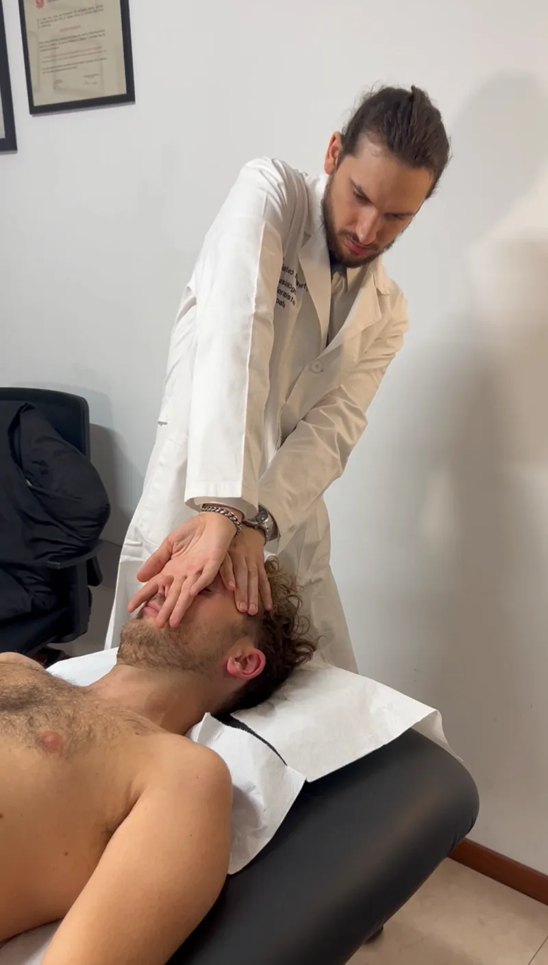 Tecnica di trazione durante un trattamento del Dott. Righetti
