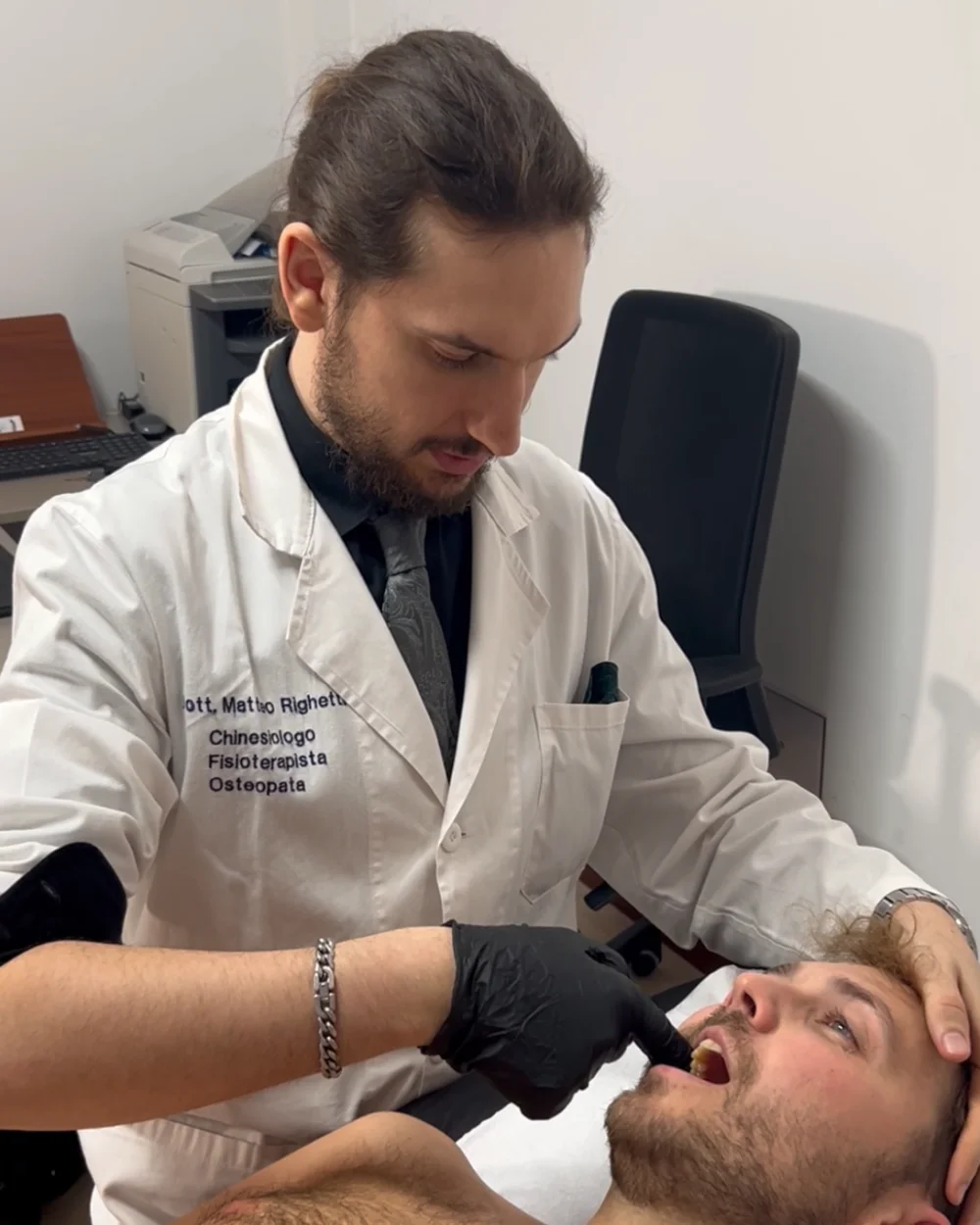 Dott. Matteo Righetti al lavoro in studio, Chinesiologo, Fisioterapista e Osteopata