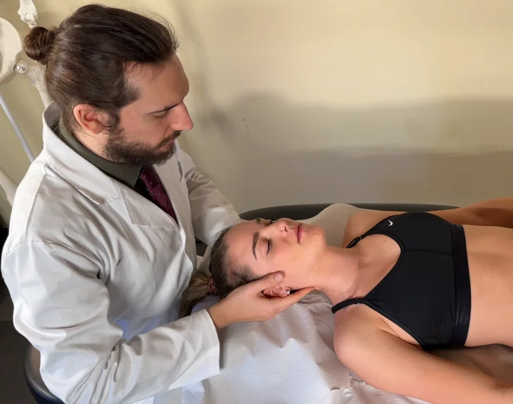 Trattamento manuale cervicale di rivalutazione e follow-up con il Dott. Righetti