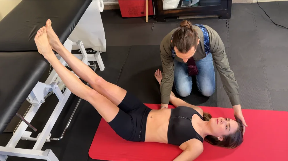 Seduta di fisioterapia con esercizio guidato