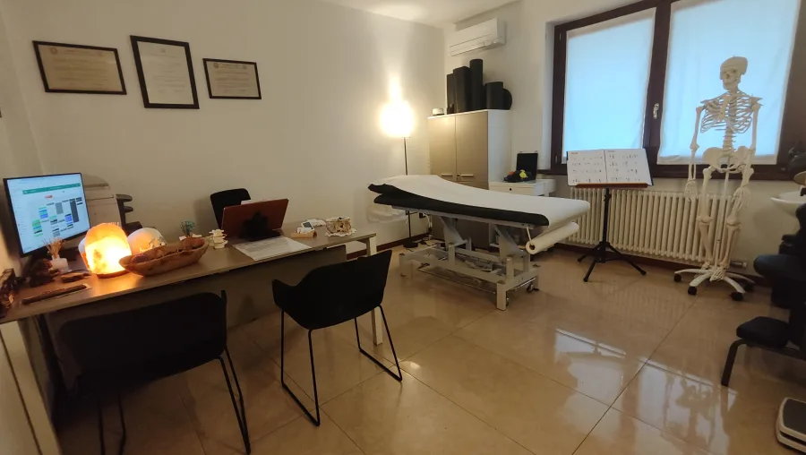 Sala trattamento con lettino e modello anatomico
